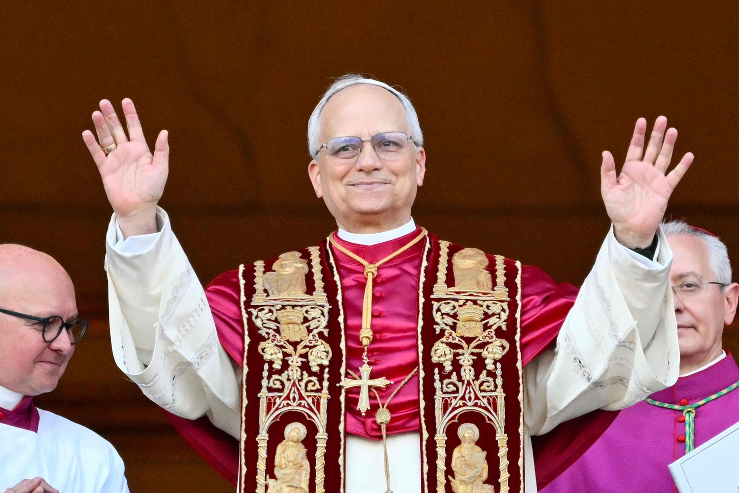 Download von www.picturedesk.com am 09.05.2025 (09:28). Newly elected Pope Leo XIV, Robert Prevost arrives on the main central loggia balcony of the St Peter's Basilica for the first time, after the cardinals ended the conclave, in The Vatican, on M
